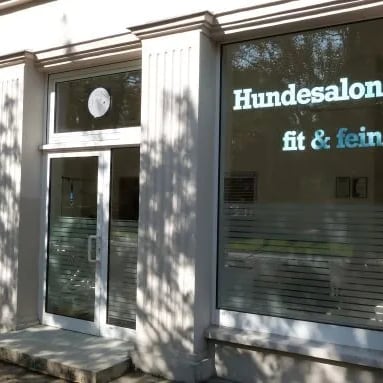 Schaufenster des Hundesalons fit & fein in der Ulrich-von-Hutten-Straße