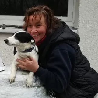 Aenne Dittmar mit einem Hund auf dem Arm