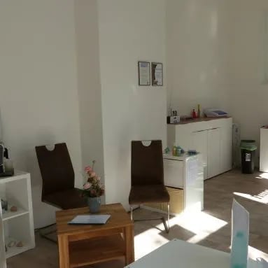 Wartebereich im Salon mit Sitzecke
