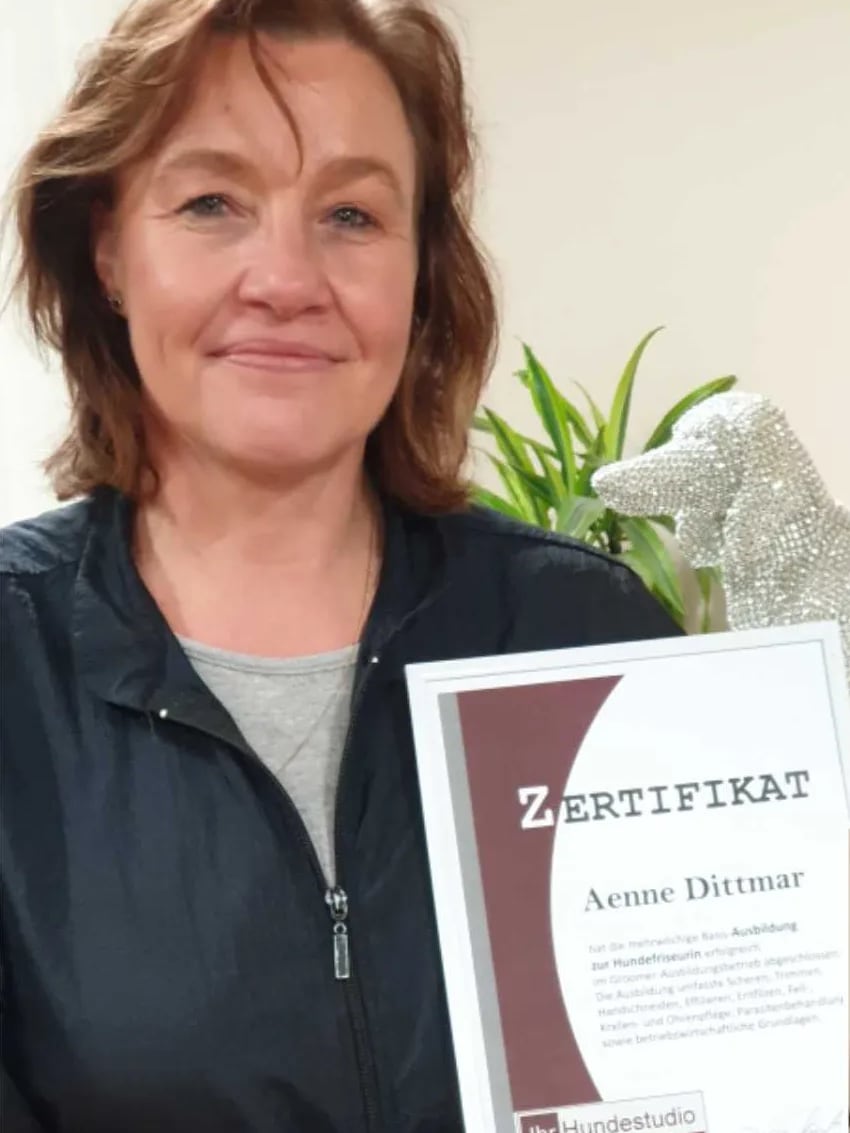 Aenne Dittmar mit ihrem Zertifikat zur Hundefriseurin